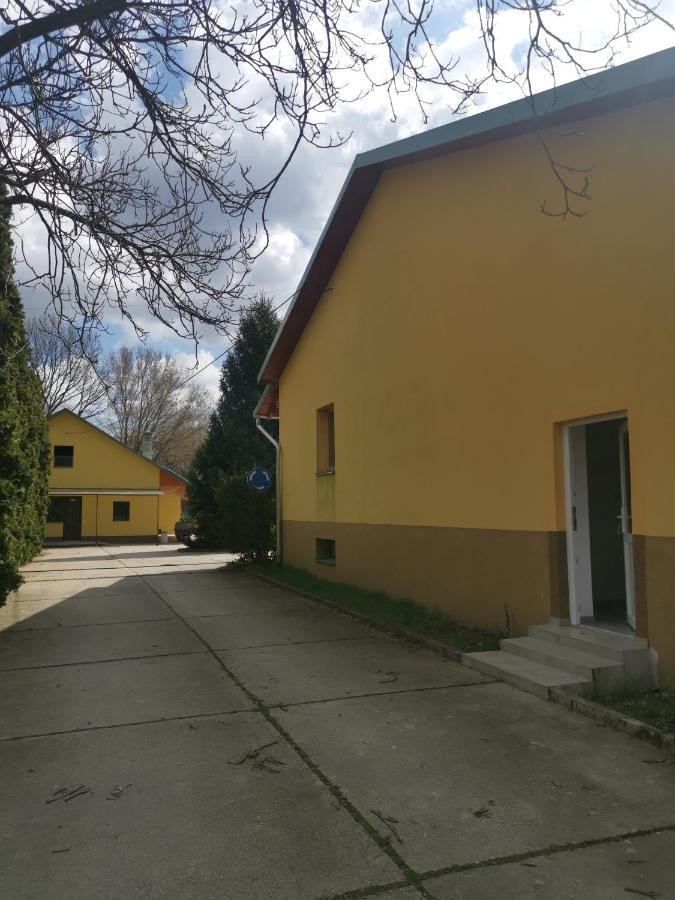 Podlovics Tanya Panzio Apartment Kemecse Luaran gambar