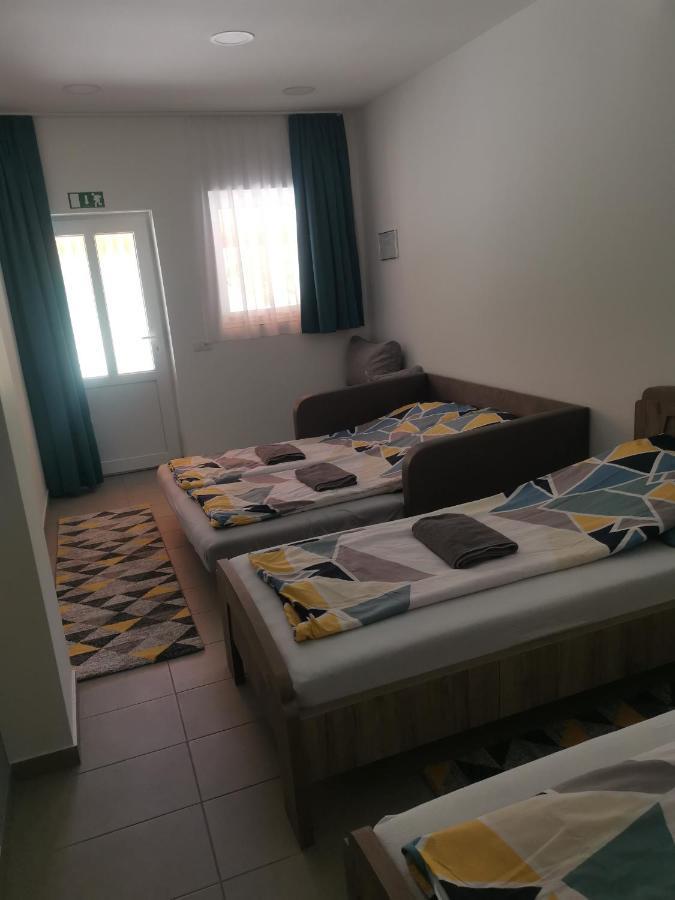 Podlovics Tanya Panzio Apartment Kemecse Luaran gambar